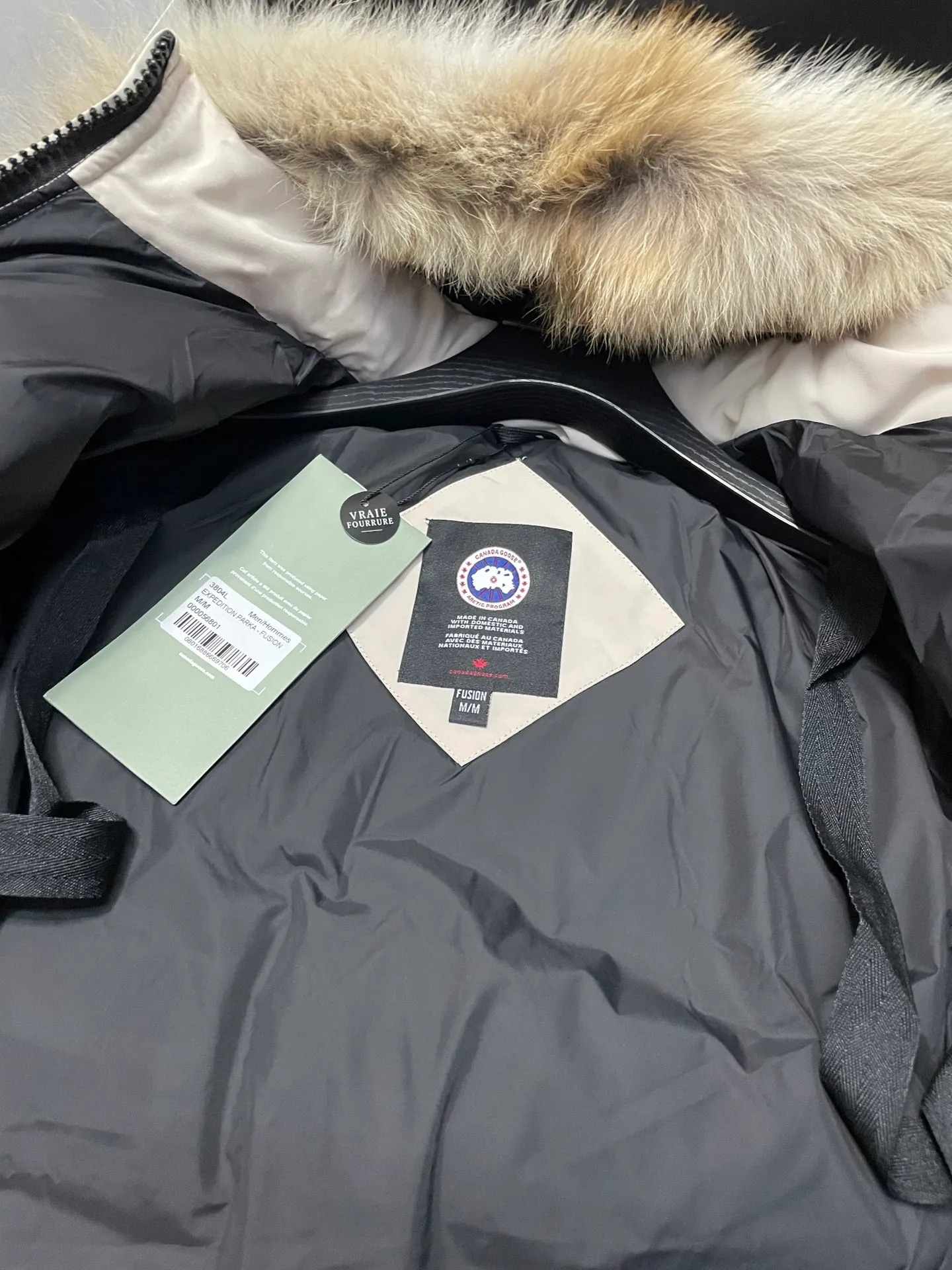 P880 off-white Canadian CANADA GOOES 04 model/women's model. The Arctic and Antarctic scientific expedition teams and others choose Canada Goose as their cold-proof equipment, the Rolls-Royce of down jackets.  ➖ Industry-leading anti-counterfeiting chip sensing.  ➖ Imported Behringer embroidery machines and customized embroidery labels, the highest level and industry leading.  ➖ Imported Korean 21-count polyester-cotton blended original fabric, TC85 waterproof coated fabric, water-repellent, windproof and wear-resistant.  ➖ The new national standard 80 white duck down is filled with an average of 520 grams of down. The amount of down filled is industry-leading.  ➖ 100% nylon lining with double double-layer sealing design to prevent velvet running, and seamless thread design on the cuffs!  ➖ Western Canadian Green Wolf Collar.  ➖ Yoshida YKK provides original factory-customized electroplated sliders. YKK two-way lockable zippers are tight and smooth and do not peel off paint.  ➖ 3M composite Velcro is durable and the accessories and hardware are all custom-made. Only for the purest goose, the most dedicated, the most professional, the highest quality, the highest cost performance!    SIZE:XS-XXL
